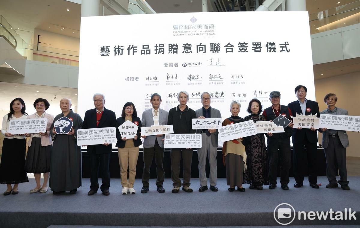 文化部舉辦臺南國家美術館籌備處揭牌典禮，文化部長李遠等人和多位前輩藝術家家屬、藝術界代表出席，共同見證歷史時刻。 圖：文化部/提供