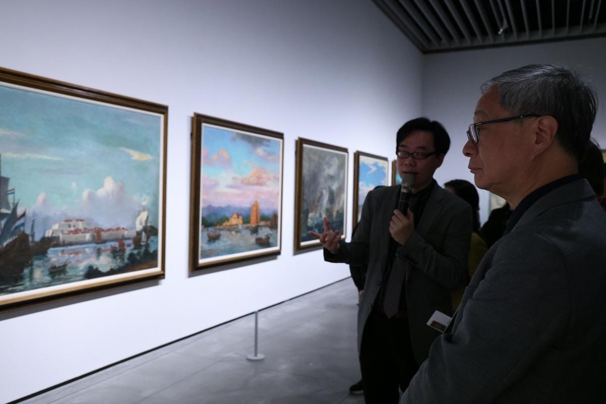 文化部長李遠參觀「福爾摩沙時代—臺灣近現代美術的知識啟蒙」展覽。 圖：文化部/提供