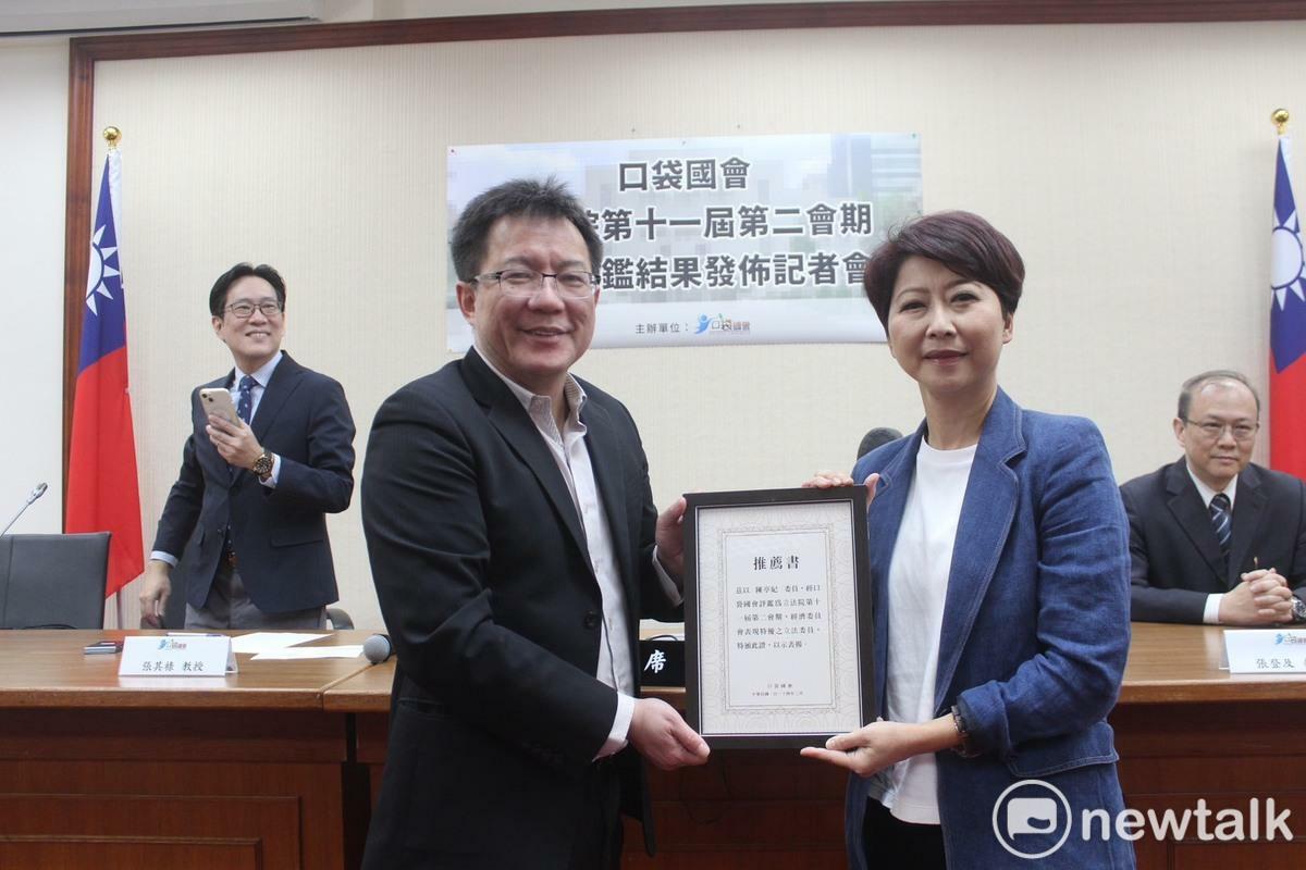 口袋國會今日公布第十一屆第二會期優良立委名單，民進黨立委陳亭妃憑藉積極問政、監督政府、關注民生議題，成功上榜。 圖：陳亭妃服務處提供
