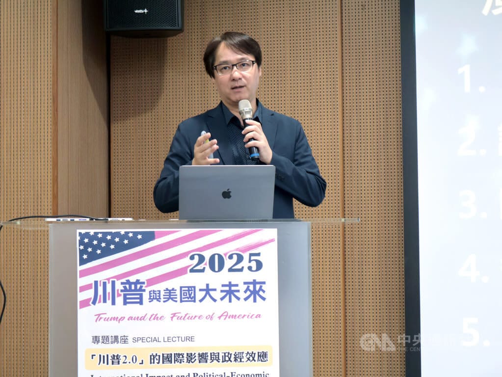 政治大學達賢圖書館25日中午舉辦「川普2.0」的國際影響與政經效應講座，由政治大學東亞研究所特聘教授王信賢主講。 圖：中央社