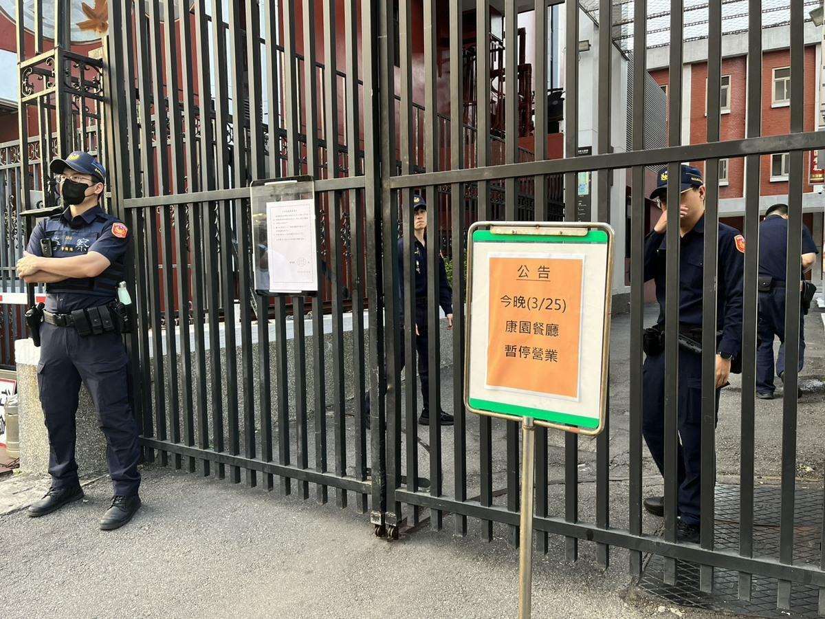 立法院康園餐廳外已貼出今晚暫停營業公告，並由台北市特勤進駐維護秩序。 圖：金大鈞/攝