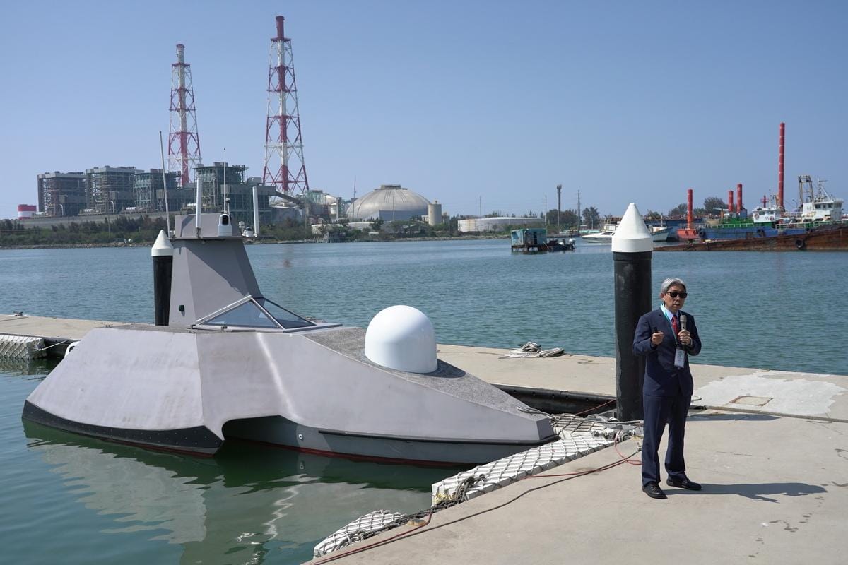 台船公司 25 日在高雄興達港碼頭發表自主研發的軍用級無人船（USV）「奮進魔鬼魚號」，董事長黃正弘親自主持介紹。 圖：台船公司/提供