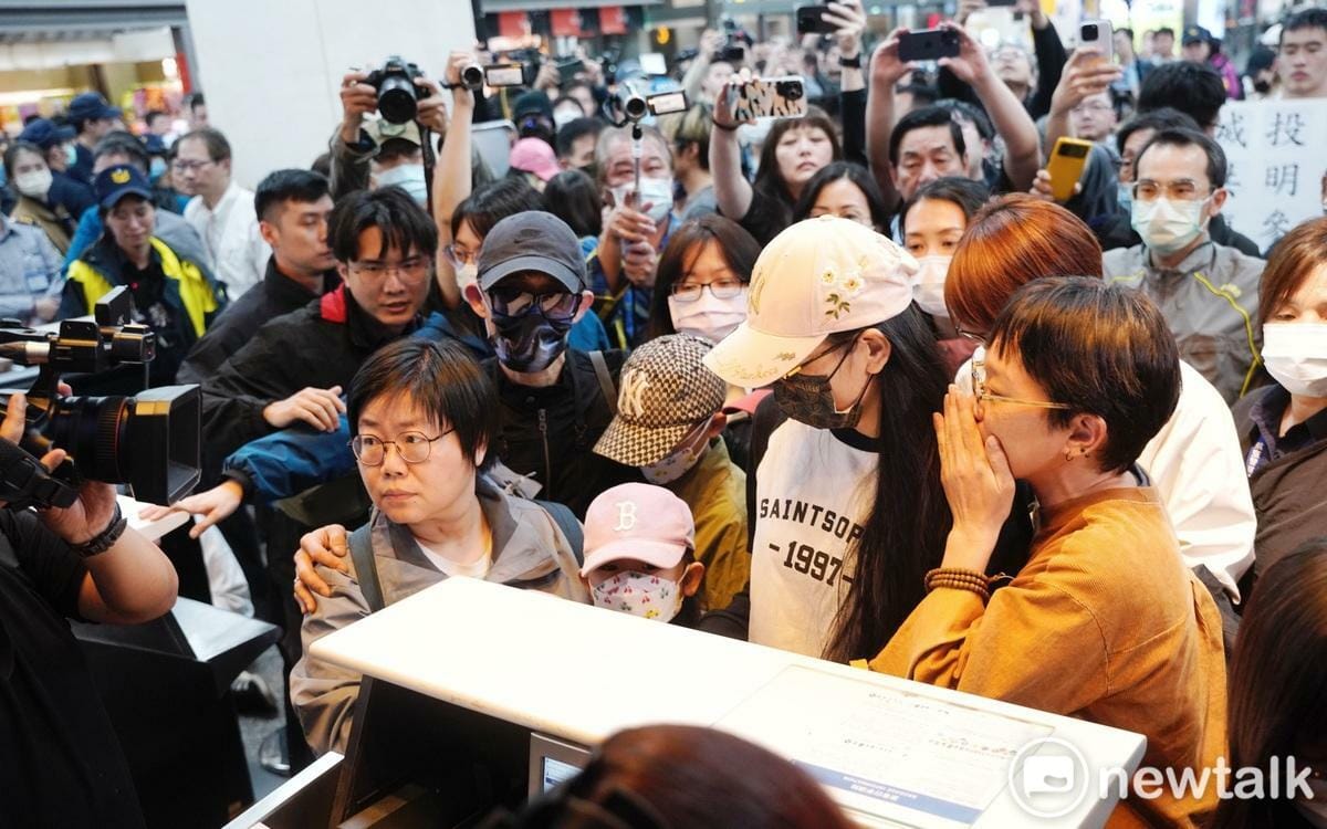 中配亞亞遭驅離一事引發兩岸網友高度關注，然而有中國網友表示，亞亞不但剛下飛機就被帶走，許多直播接機的抖音頻道也陸續遭到封禁。 圖：張良一/攝