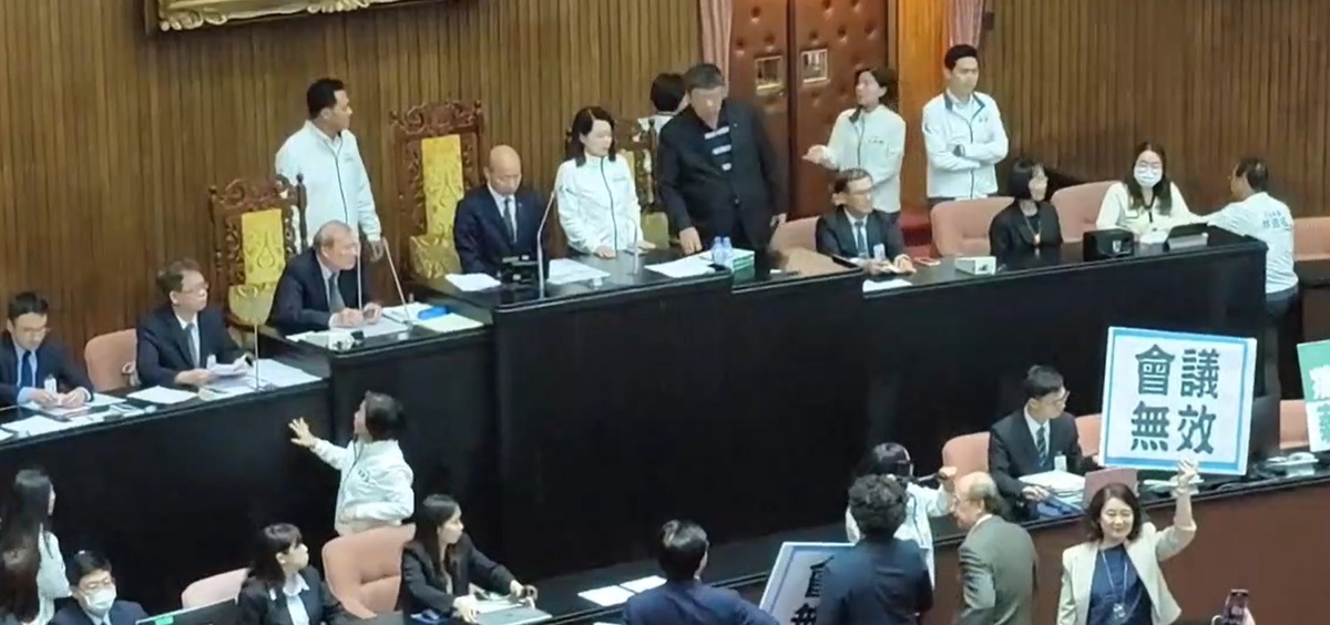 民進黨立委傍晚陸續離開議場後，國民黨團突襲搶回主席台。 圖：國民黨立法院黨團/提供