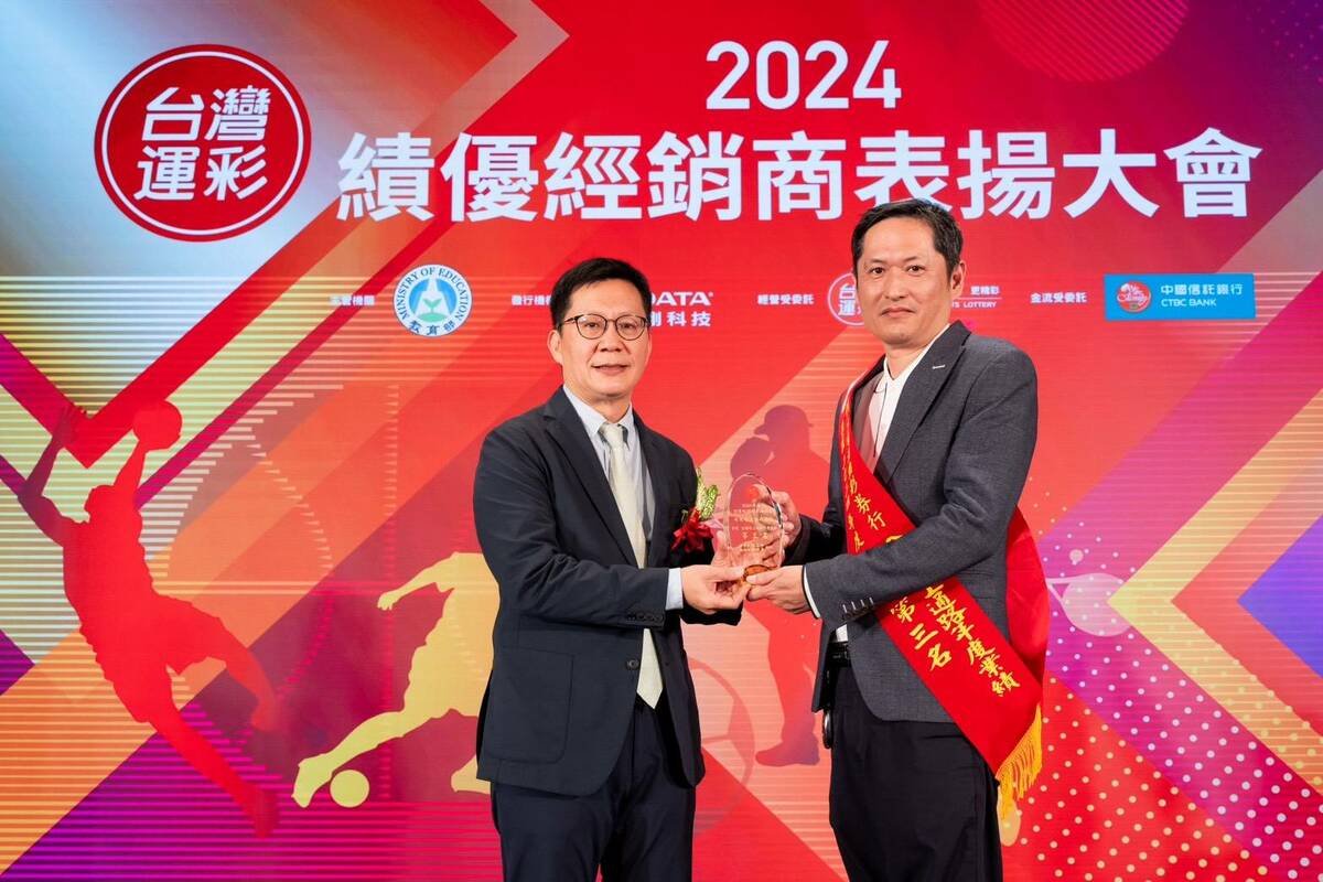 中華民國運彩公會理事長何昱奇（右）發表致行政院長及全體立法委員及相關主管機關首長的公開信。 圖：何昱奇/提供