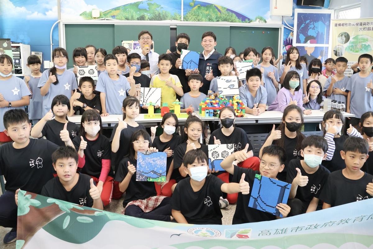 大樹國小學童熱烈參與積木共創畫作工作坊。 圖：高雄市教育局/提供