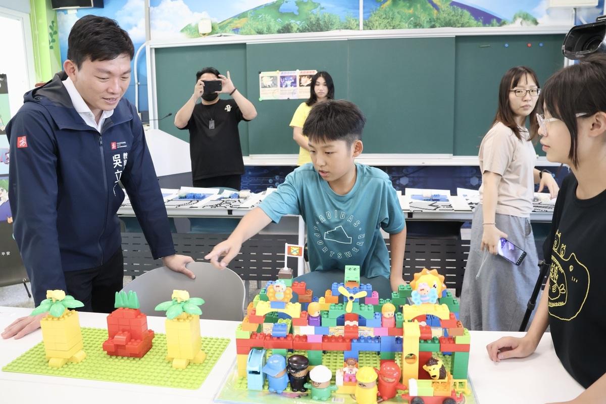 吳立森(左一)到大樹國小視察積木共創畫作工作坊。 圖：高雄市教育局/提供
