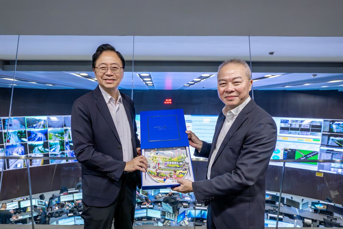 張善政與新加坡陸路交通管理局長黃南（Ng Lang）合影。 圖：桃園市政府/提供