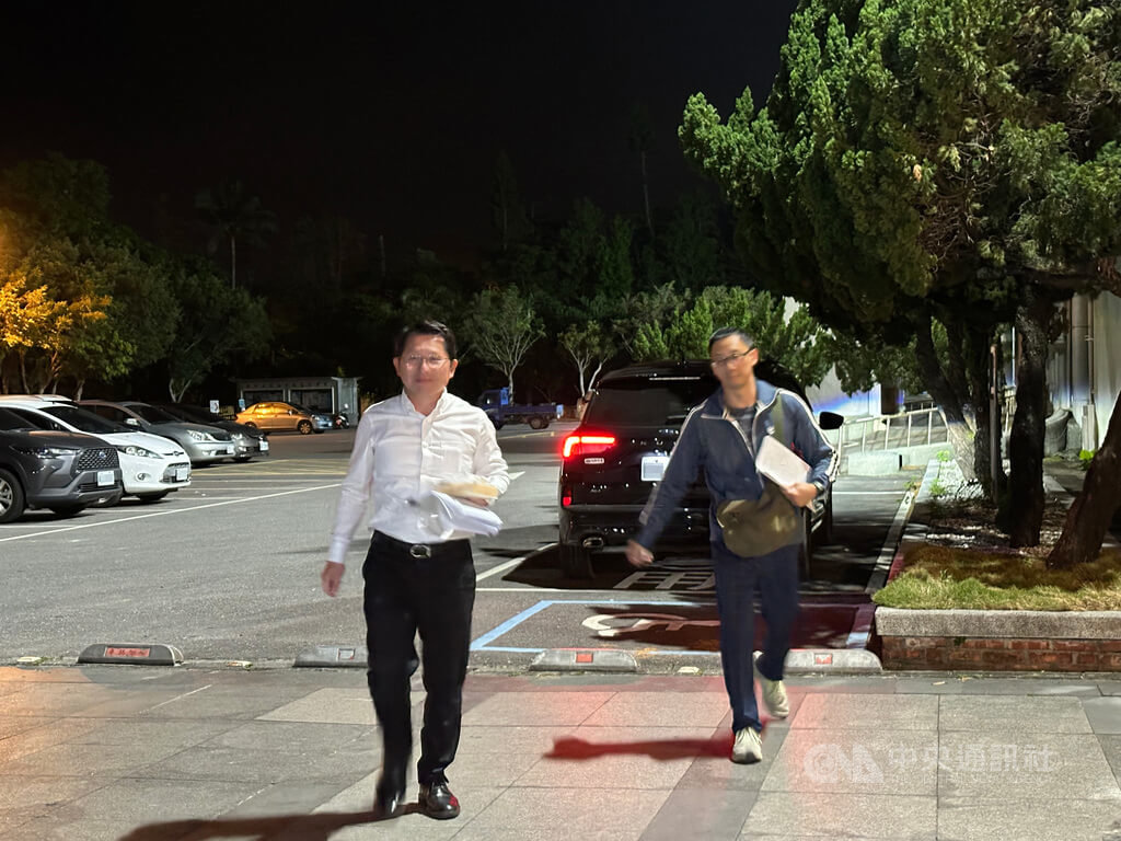 花蓮罷免案爆違法查對個資，檢調25日進行搜索，帶回12名嫌疑人及證人，民政處長明良臻（左）晚間移送花蓮地檢署複訊。中央社記者李先鳳攝  114年3月25日