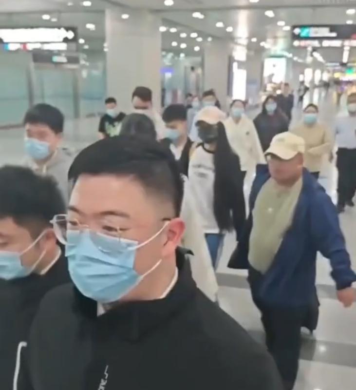 亞亞一入境就遭黑衣人團團包圍帶走。 圖：翻攝自抖音