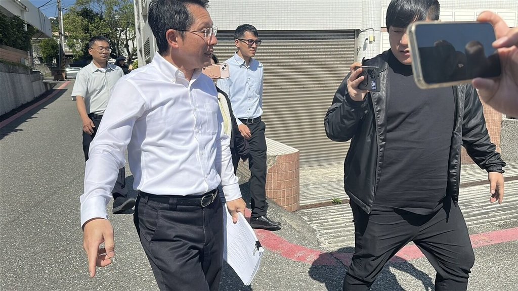 花蓮民政處長明良臻（前左）疑涉嫌違反選罷法及個人資料保護法，25日遭檢方聲押禁見。（民眾提供）中央社記者李先鳳傳真 114年3月25日