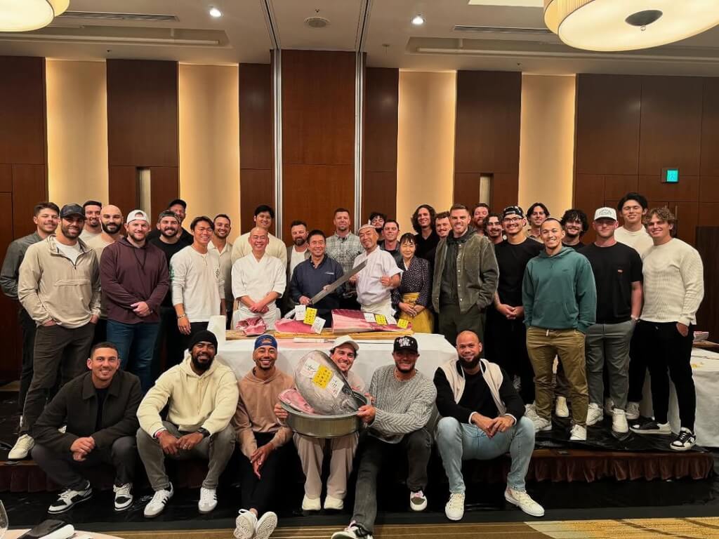 洛杉磯道奇隊球星大谷翔平（最後排左4米白色上衣者）在東京請全隊吃壽司大餐。（圖取自instagram.com/shoheiohtani）