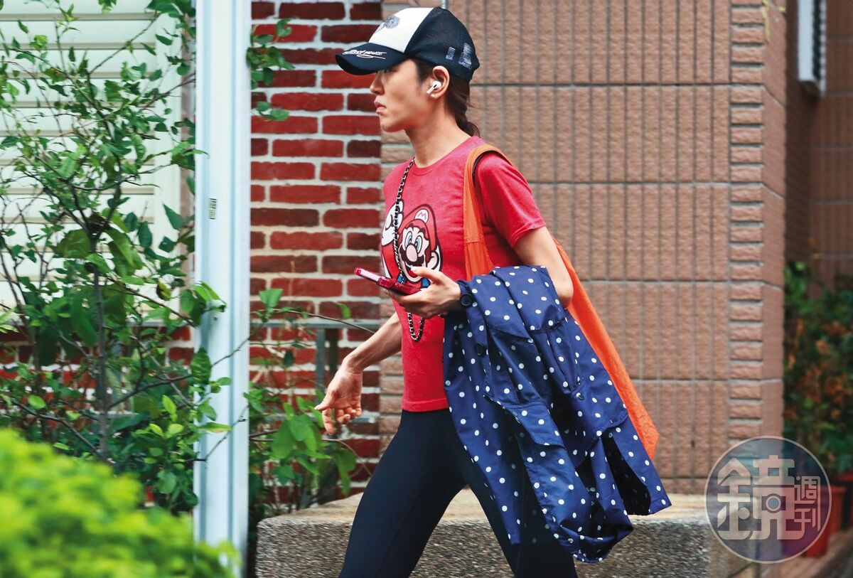 楊千霈去年10月就被本刊拍到帶著女兒返回台北娘家居住。