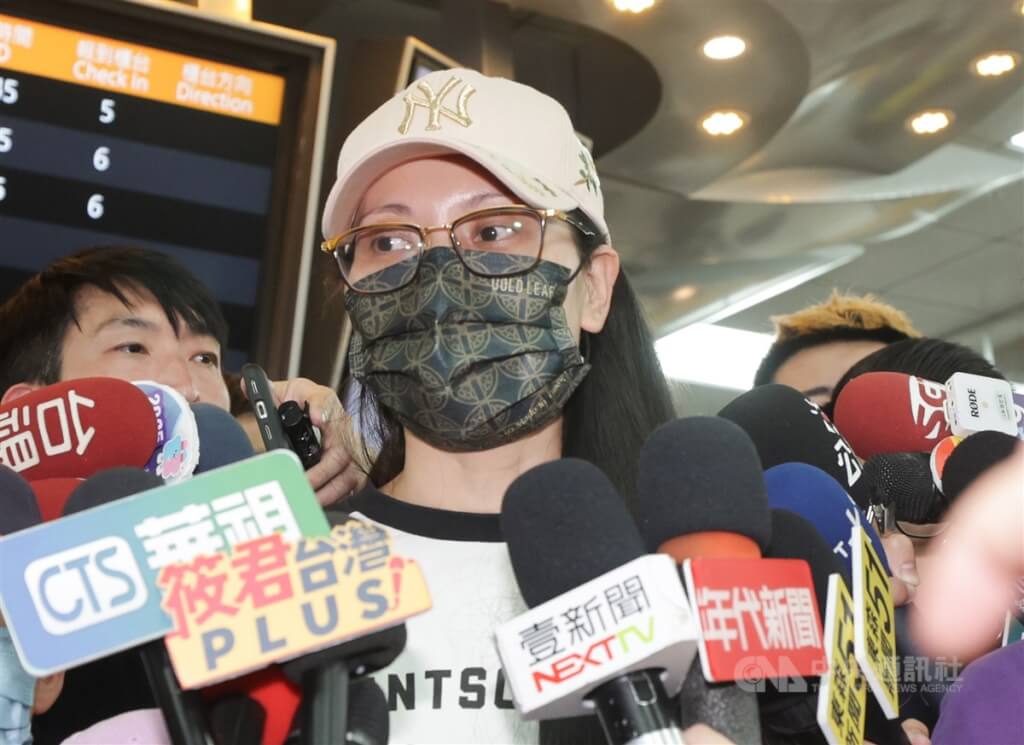 陸配劉振亞（前）涉武統言論遭處分限期離境，25日晚間從台北松山機場搭機離台；她強調離開台灣不等於默認移民署的指控。中央社記者裴禛攝 114年3月25日