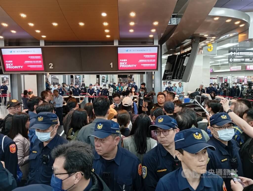 陸配劉振亞晚間現身台北松山機場，並向航空公司櫃台報到，場面一度混亂，警方出動多名警力維持秩序。中央社記者謝幸恩攝 114年3月25日