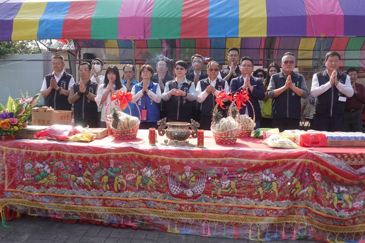 與會嘉賓共同祭拜祈求工程順利平安。 圖：台中市政府/提供