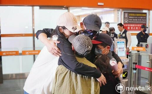 亞亞怨台政府讓她不得不與丈夫小孩分離！八炯：那就全家一起回去