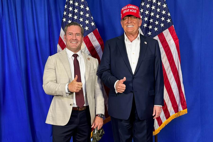 川普在接受《NBC》採訪時公開支持其國家安全顧問邁克·沃爾茲（Mike Waltz）(左)，稱這僅是技術故障，不應過度解讀。 圖:翻攝自x帳號@nexta_tv