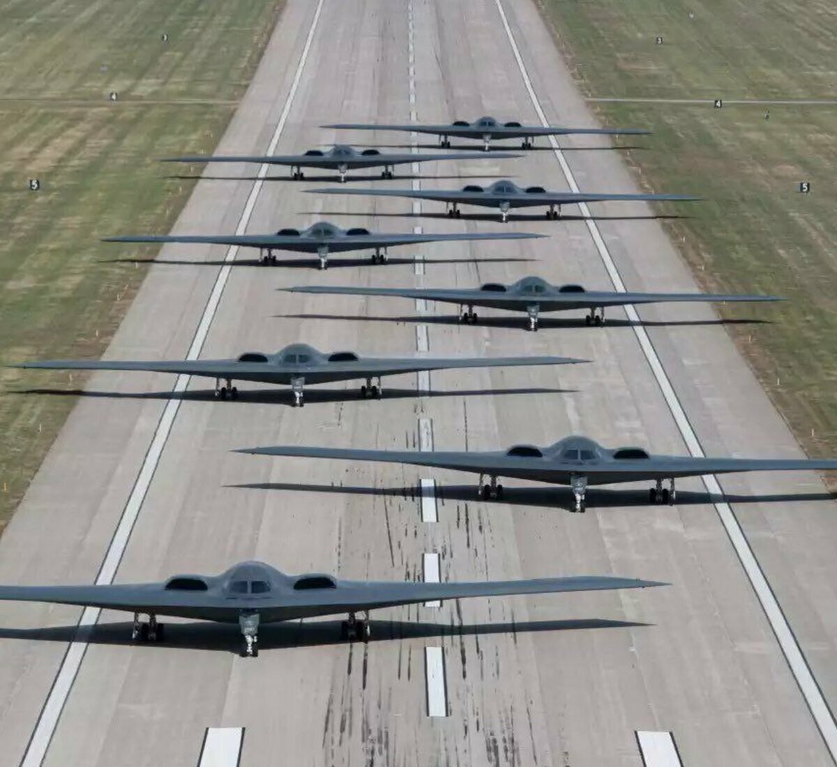 美軍將 7 架 B-2A Spirit 隱身轟炸機和大量支援飛機轉移到印度洋的迪戈加西亞島空軍基地。 圖：翻攝自 X@rainbow78521
