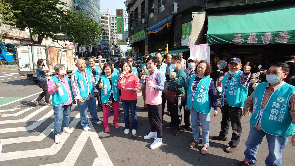 台中市議員陳淑華、陳俞融與罷免團體一早到東興市場宣講。 圖：陳俞融/提供