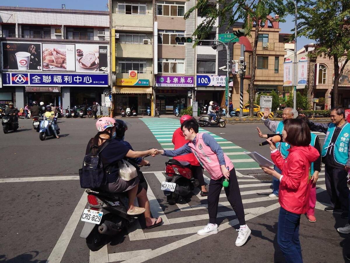 台中市議員陳淑華、陳俞融與罷免團體一早到東興市場宣講。 圖：陳俞融/提供