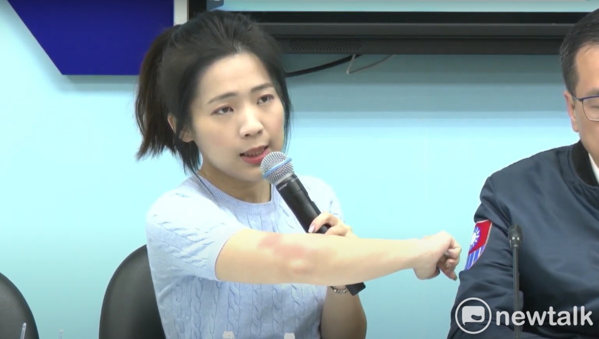 國民黨立委徐巧芯說明柯建銘在議場失控的狀況。 圖：黃建豪/攝