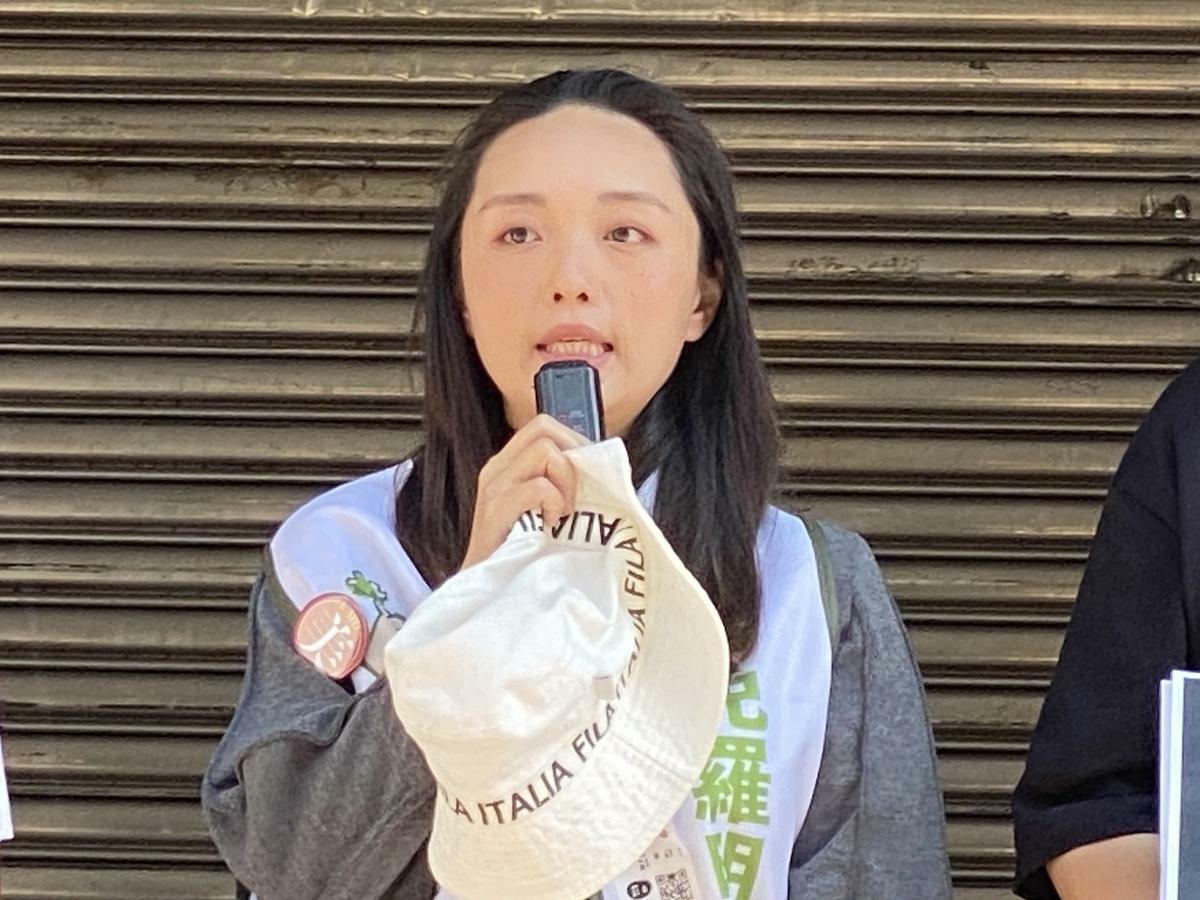 罷免羅明才志工「琪琪」原本戴著口罩，決定摘下來強調只有自己勇敢起來。 圖：林朝億/攝