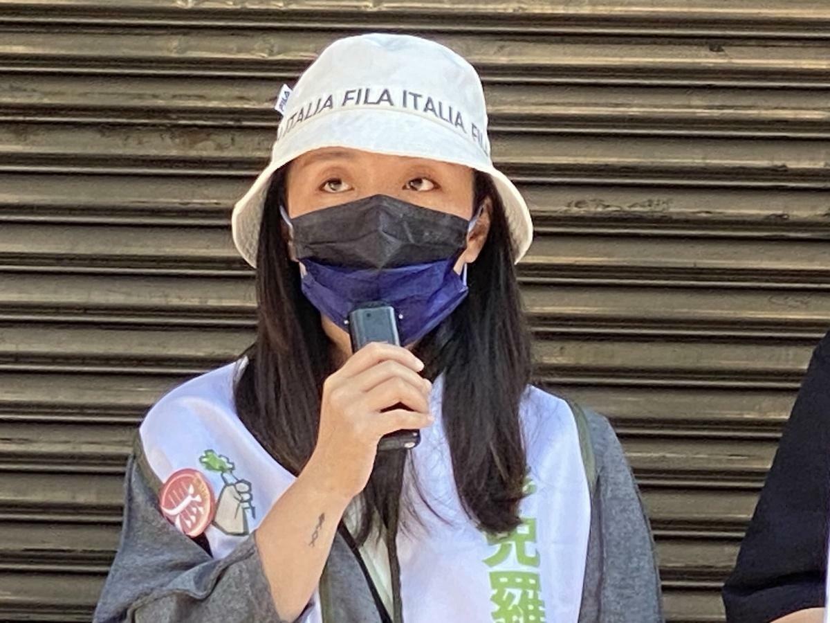 罷免羅明才志工「琪琪」原本戴著口罩，決定摘下來強調只有自己勇敢起來。 圖：林朝億/攝