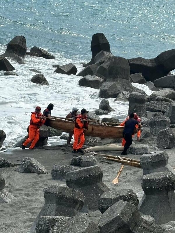 台東長濱漁港旁25日中午2艘風帆船翻覆，5人緊攀附在船側載浮載沉，海巡人員迅速趕到現場，將人員平安救起。（海巡提供）中央社記者盧太城台東傳真  114年3月25日