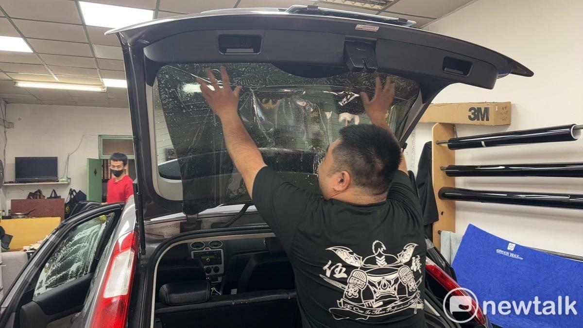隔熱紙透光度問題近年引起熱議，交通部日前宣布訂定汽車隔熱紙安全指引，未來汽車隔熱紙研擬納管。（汽車隔熱紙示意圖） 圖：民眾／提供