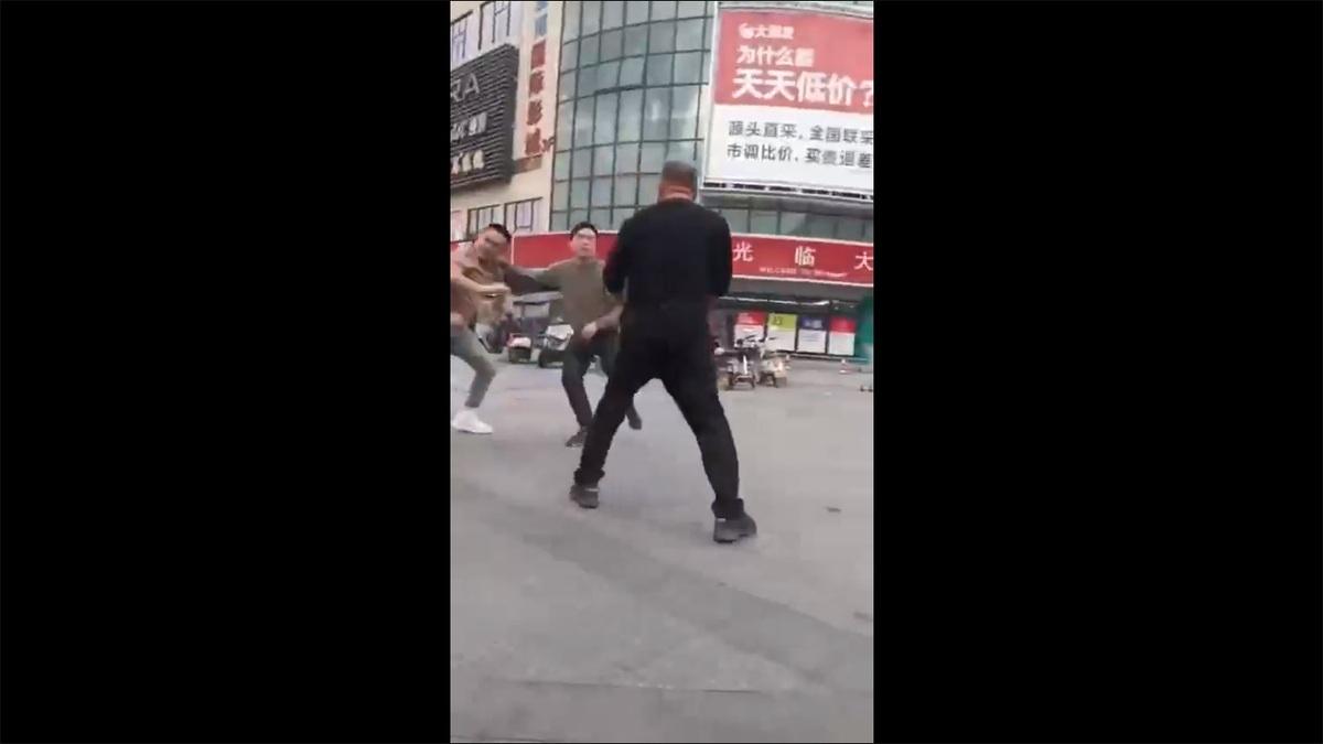 近期中國國內又爆出多起獻忠事件，一名男子於當地時間 23 日，在浙江省紹興是大唐街道上的大潤發超市前持刀隨機攻擊民眾，至少 4 人遭受襲擊。 圖：擷取自 @DuoHong44622 X 分享影片
