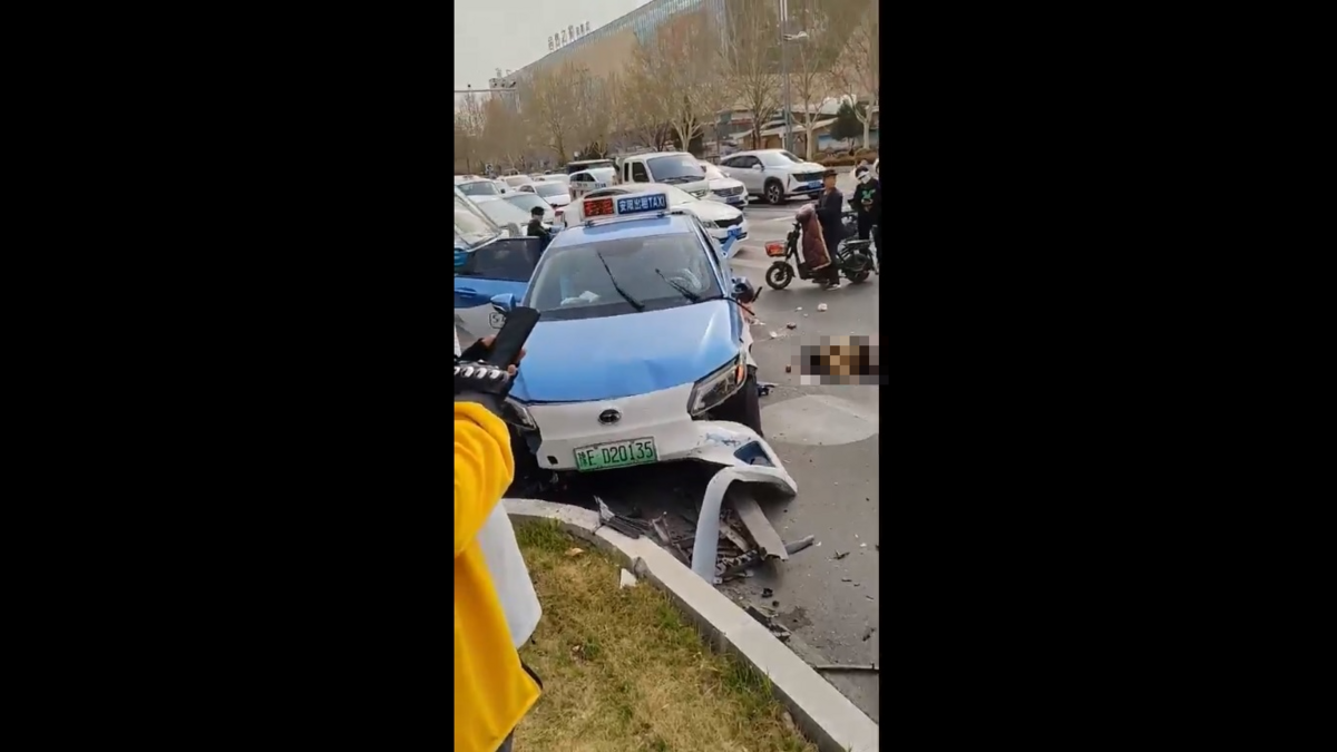 河南省安陽市發生汽車撞人的獻忠事件，多名路人與外送員在遭受撞擊後直接死亡。 圖：擷取自 @fang_danie121 X 分享影片