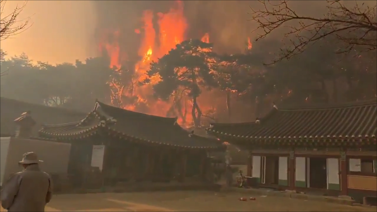在這場災難中，具有 1000 年歷史的雲羅寺在火災中被完全摧毀。 圖:翻攝自影片