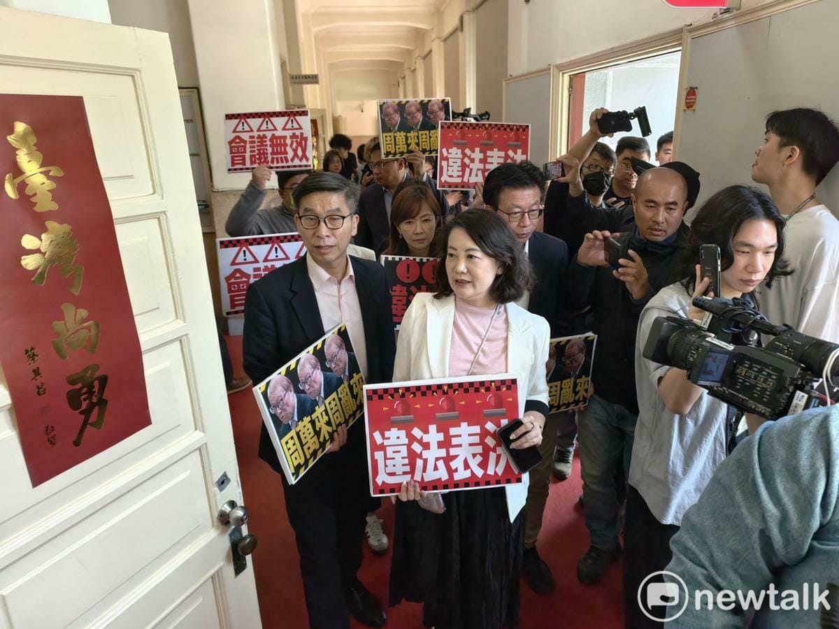民進黨團主張昨日院會會議無效，前來找韓國瑜、周萬來理論卻撲空。 圖：金大鈞／攝