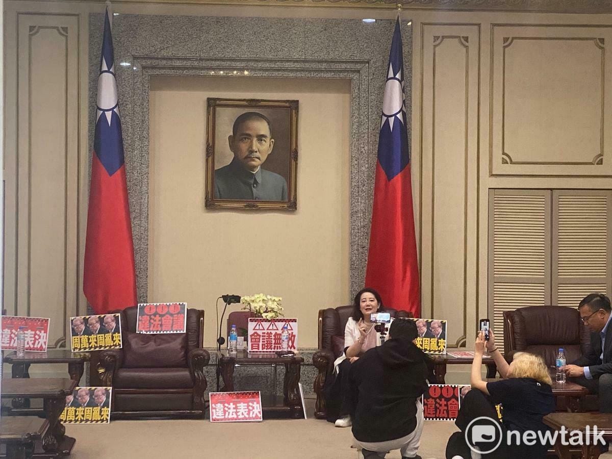 等不到韓國瑜、周萬來，民進黨團進入立法院會客室等待。 圖：林朝億/攝