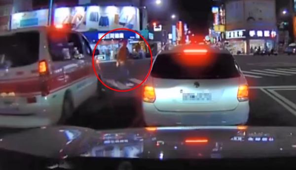 高雄一名行人擋救護車，還朝駕駛比中指。 圖：翻攝自爆料公社