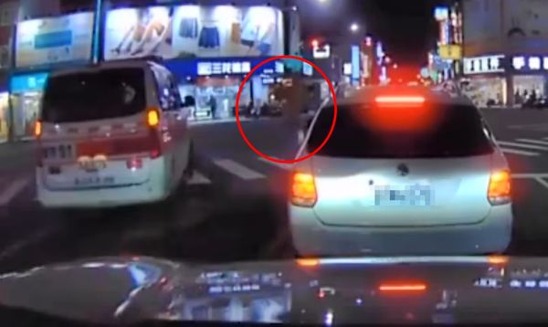 高雄行人擋救護車，還朝駕駛比中指。 圖：翻攝自爆料公社