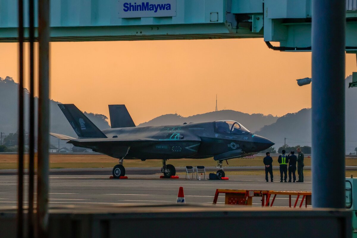 美軍F-35戰機3月25日緊急降落高知縣龍馬機場。 圖：翻攝「X」@kou_Kochi_hmjn