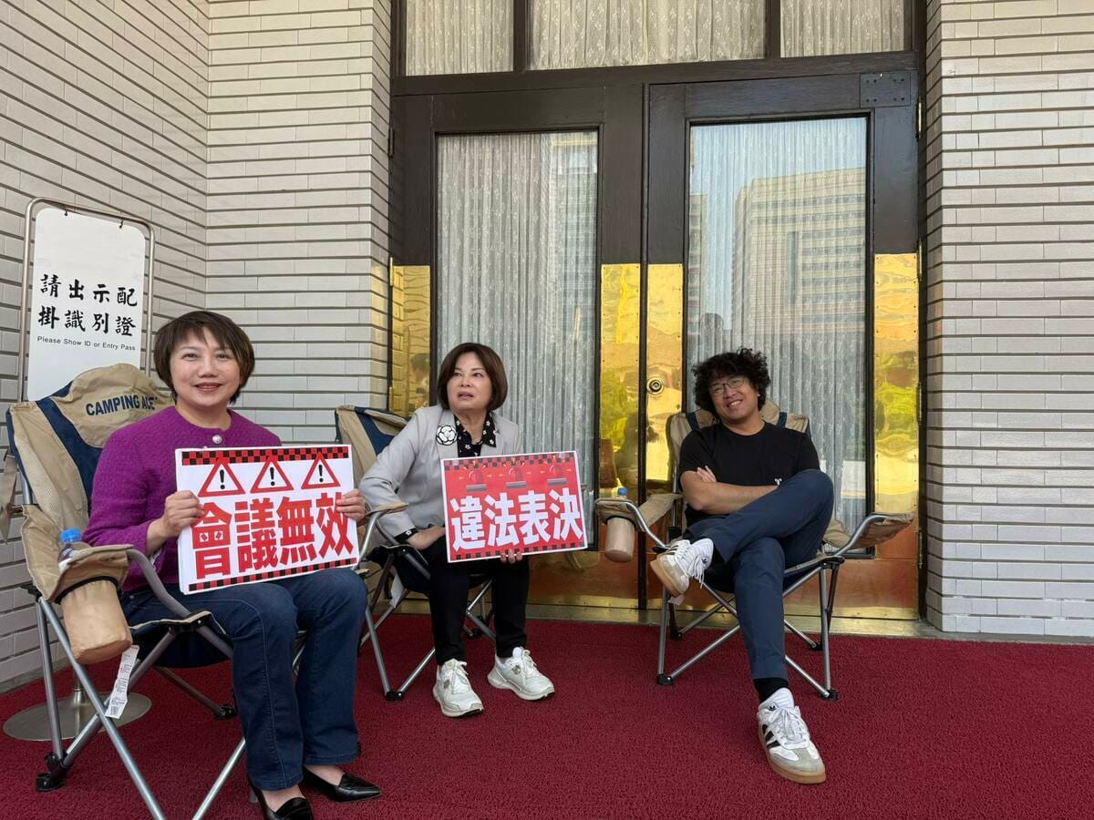 民進黨團已於議場前輪班排隊，要力阻立法院長韓國瑜配合藍白確認週二院會議事錄。 圖：翻攝自沈伯洋臉書