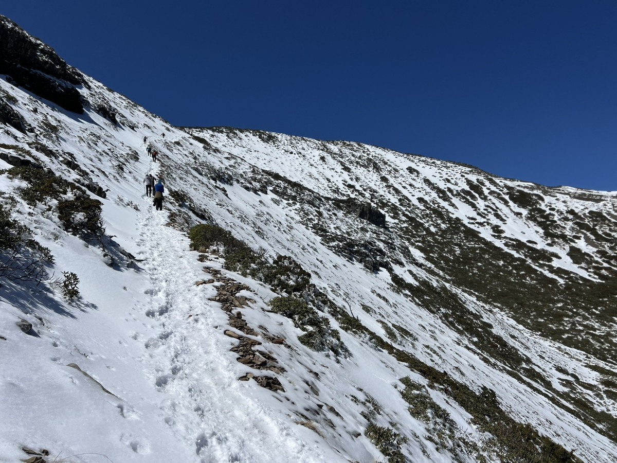 雪霸國家公園管理處將延長雪季服務管理期間至4月15日止，提醒民眾調整行程暫緩入山，如確定要入山務必做好雪季登山前的準備。 圖：翻攝自雪山國家公園臉書