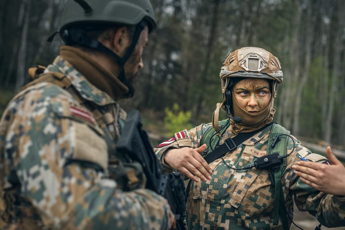 拉脫維亞《刑法典》明定「煽動戰爭罪」，證明鼓吹侵略戰爭並非普世人權。圖為拉脫維亞國民兵部隊軍事演練。 圖：翻攝拉脫維亞國防部Flickr