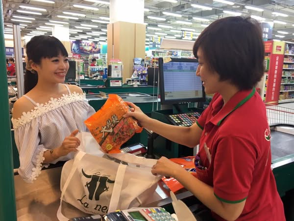 環境部澄清，自91年起推動購物塑膠袋減量政策，透過法令與自願參與減少垃圾量，106年因應國際海洋塑膠污染議題擴大管制範圍，使用量已減少50%。 圖：翻攝自新北i環保臉書