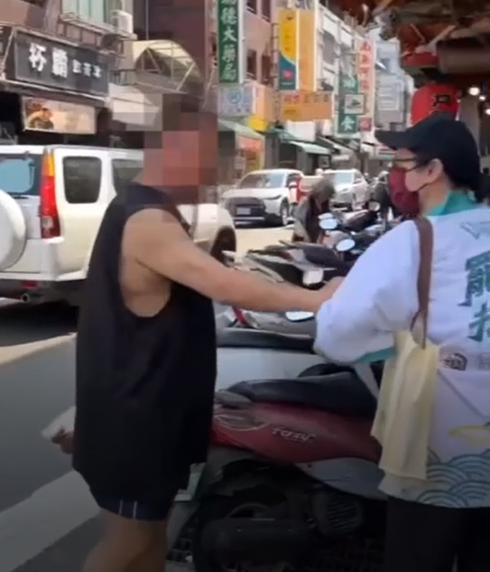 左邊這名男子動手欲搶女志工的器材。 圖：展翅廢翔團隊/提供