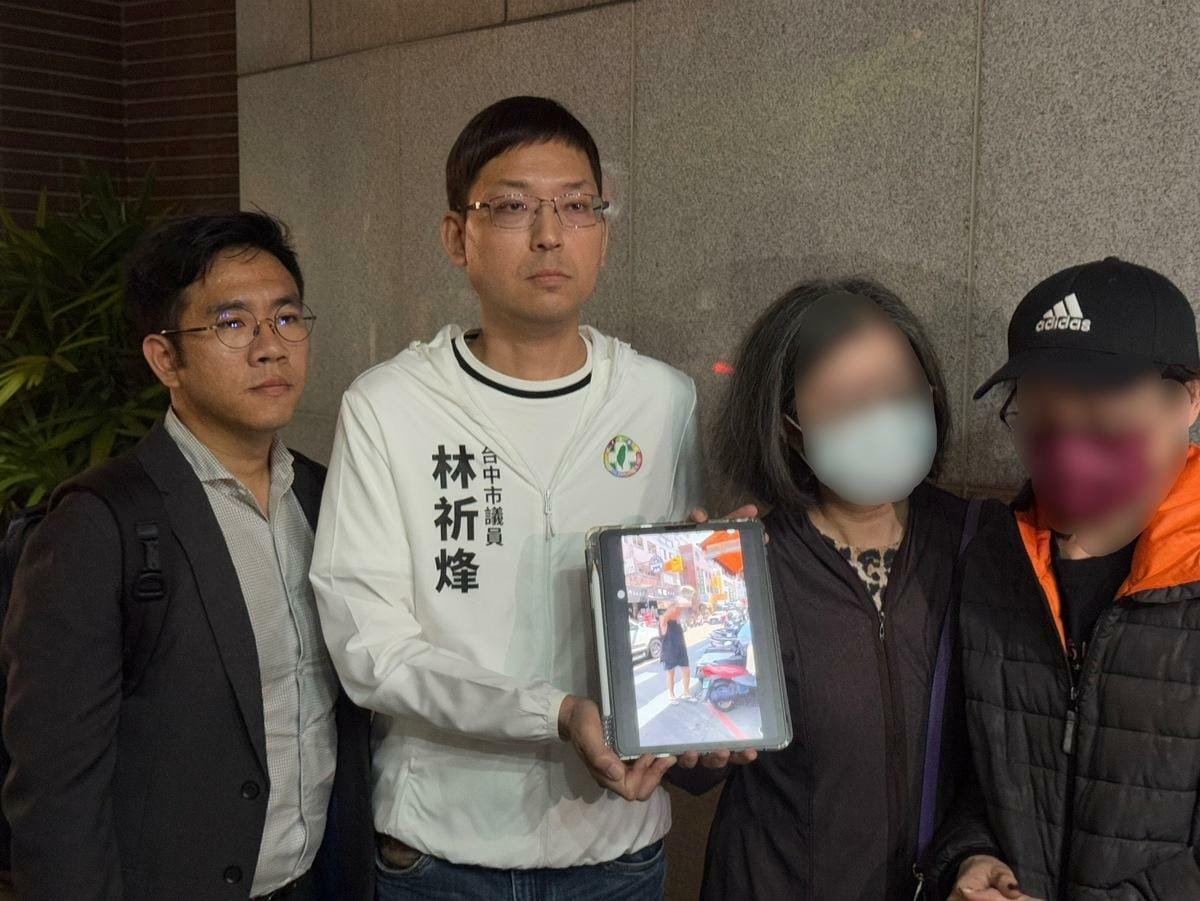 議員林祈烽陪同志工到警局報案。 圖：林祈烽/提供