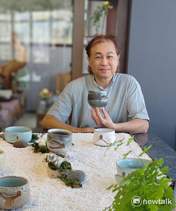 睽違7年，知名陶藝家范仲德此次以「踽踽而行／享受孤獨」為名，以茶碗作為作品主題，於3/29至5/31在共生藝文空間盛大舉辦個展，備受各界矚目。 圖：黃博郎／攝