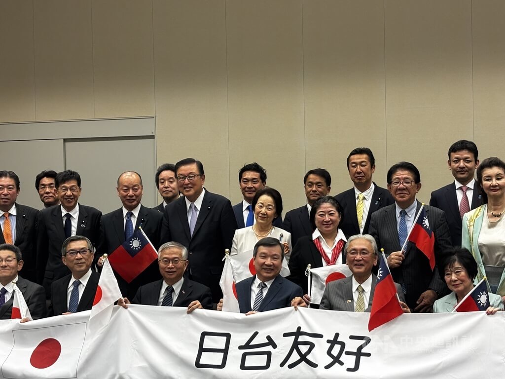 日華議員懇談會26日舉行年度總會，駐日代表李逸洋（中）與日華懇會長古屋圭司（右2）、顧問山東昭子（右1）、駐日副代表蔡明耀（左3）、駐日副代表周學佑（左2）會後合影。中央社記者戴雅真東京攝 114年3月26日