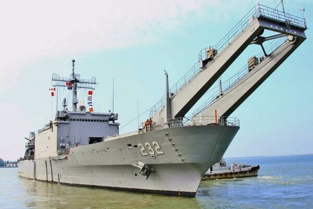 我國海軍戰車登陸艦「中和艦」在台中外海與中國漁船擦撞，所幸無人員受傷。 圖：翻攝自海軍官網
