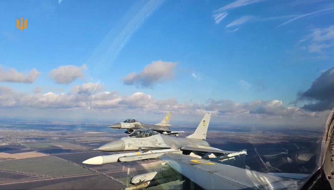 烏克蘭空軍近期發布了 F-16 戰機的作戰影片， 3 架 F-16 並飛的畫面十分壯觀。 圖：翻攝自 @NOELreports X 帳號