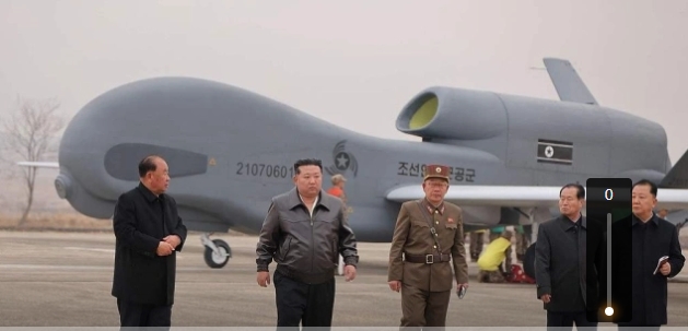 北韓勞動黨總書記、國務委員長金正恩觀摩了無人偵察機和攻擊型無人機的性能革新試驗。 圖 : 影片截圖
