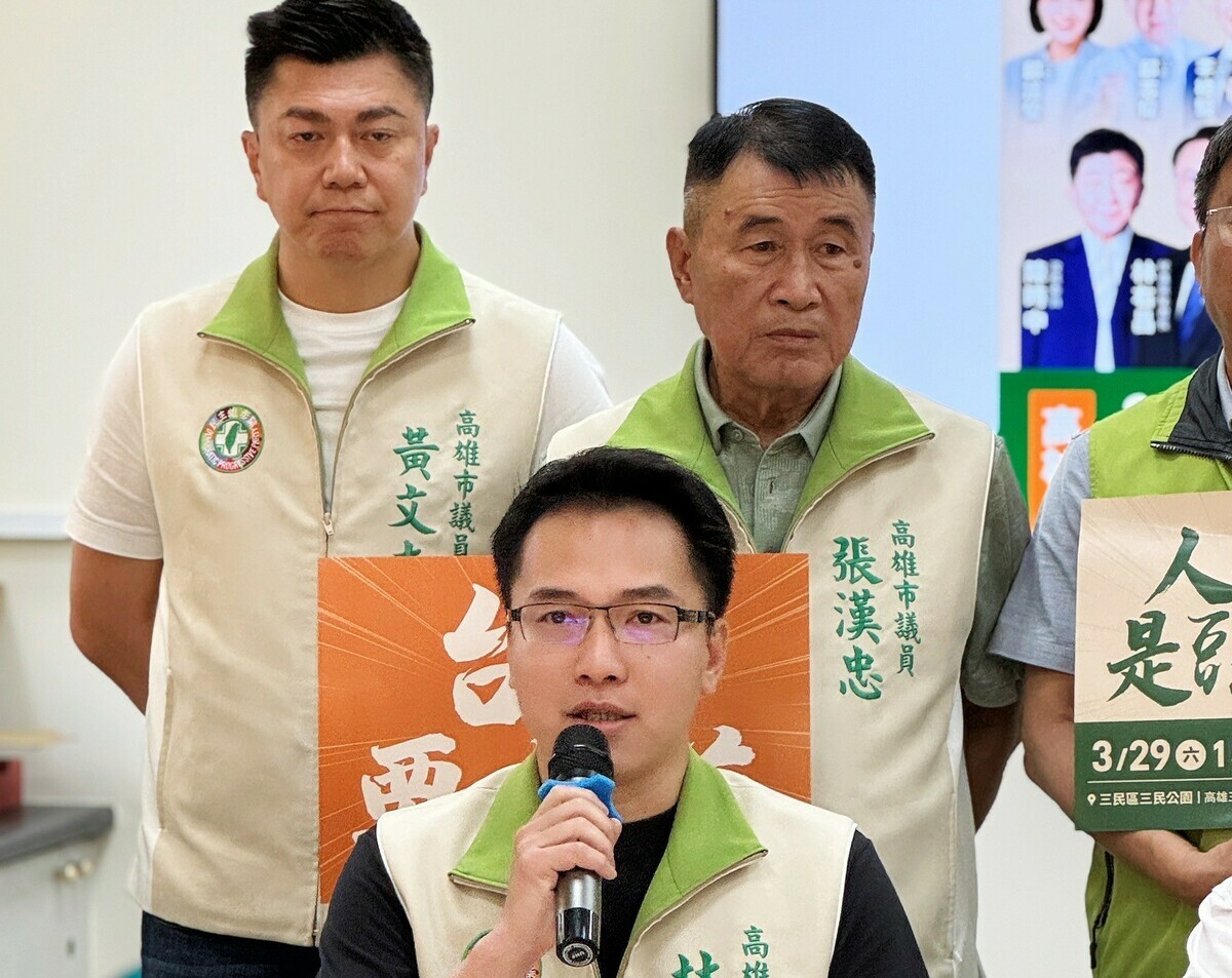 林智鴻(前）表示藍白立委正癱瘓台灣、中華民國。 圖：民進黨高雄市黨部/提供